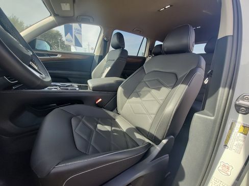 Used 2025 Volkswagen Atlas SE image 11