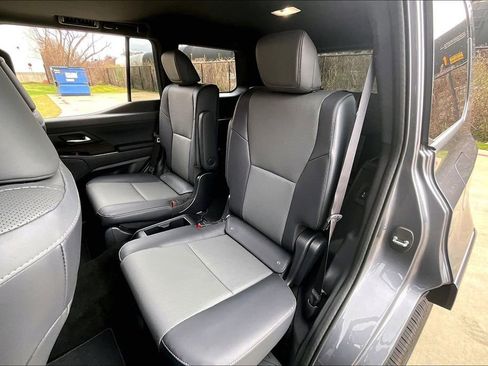 Used 2025 Lexus GX 550 w/ Accessory Package (2T) image 34