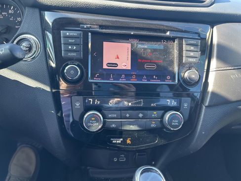 Used 2018 Nissan Rogue SV w/ Premium Package image 13