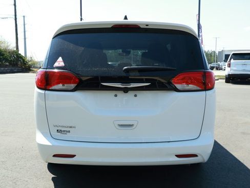 Used 2023 Chrysler Voyager LX FWD image 7