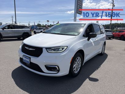 Used 2025 Chrysler Pacifica Select