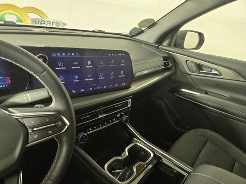 Used 2024 Chevrolet Traverse LS FWD image 25