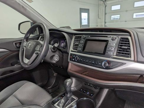 Used 2018 Toyota Highlander LE image 40