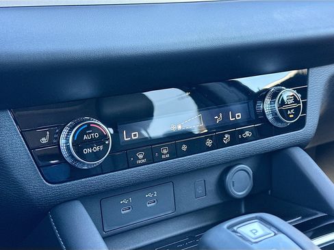 New 2025 Mitsubishi Outlander SE image 11