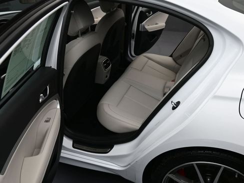 Used 2025 Genesis G70 2.5T image 10