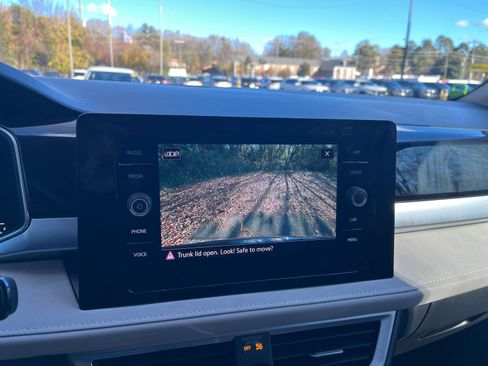 Used 2025 Volkswagen Taos SE image 17