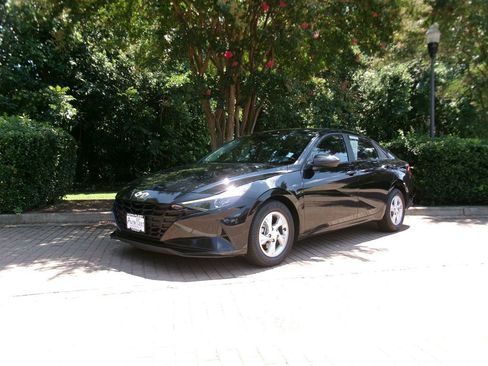 Used 2023 Hyundai Elantra SE FWD image 1