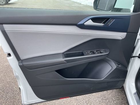 Used 2024 Volkswagen Taos SE image 5