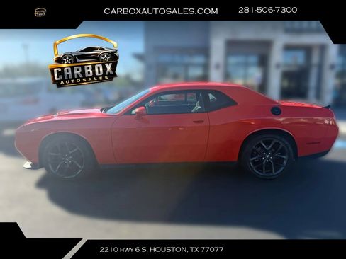 Used 2020 Dodge Challenger SXT w/ Blacktop Package RWD image 2