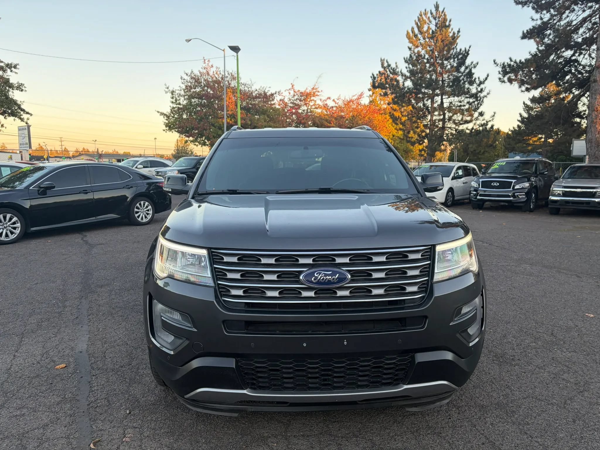 Used 2017 Ford Explorer XLT w/ Equipment Group 202A AWD/4WD image 2