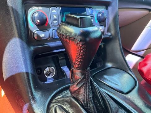 Used 2000 Chevrolet Corvette Coupe w/ Roof Pkg RWD image 17