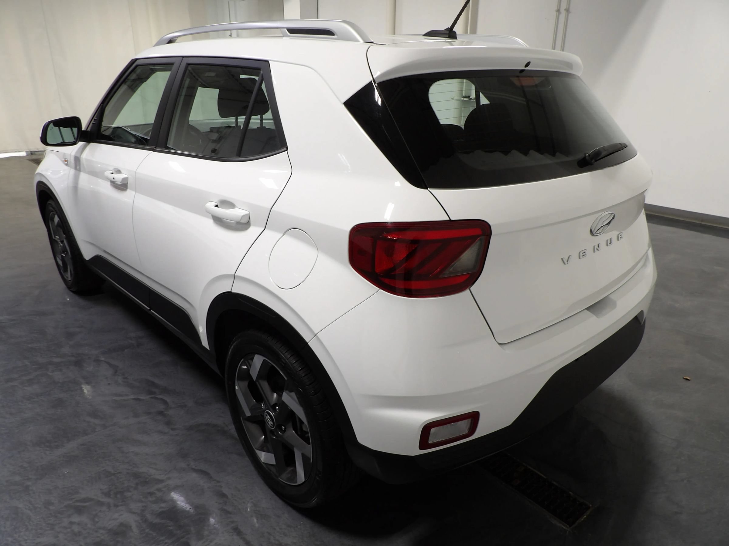 Used 2025 Hyundai Venue SEL FWD image 5