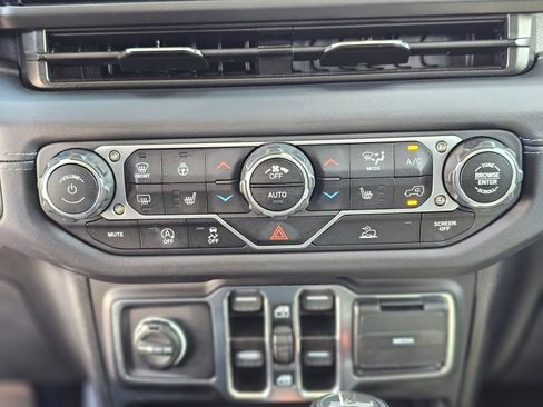 Used 2025 Jeep Wrangler Unlimited Sahara AWD/4WD image 15