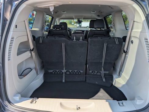 Used 2023 Chrysler Pacifica Touring-L FWD image 21