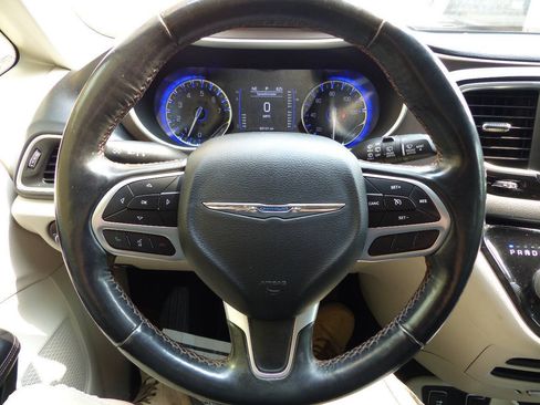 Used 2019 Chrysler Pacifica Touring-L FWD image 44