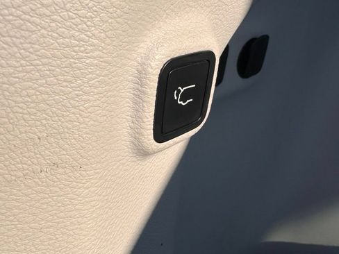 Used 2019 Jeep Cherokee Limited FWD image 15