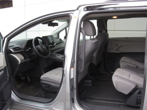 Used 2024 Toyota Sienna LE AWD/4WD image 14