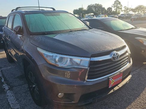 Used 2016 Toyota Highlander XLE AWD/4WD image 2