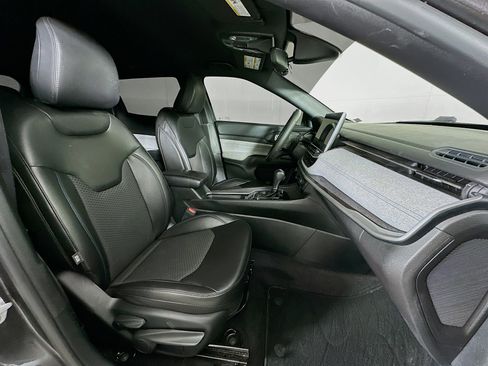 Used 2023 Jeep Compass Latitude image 29