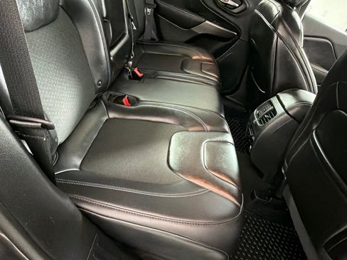 Used 2019 Jeep Cherokee Latitude Plus w/ Comfort/Convenience Group AWD/4WD image 23