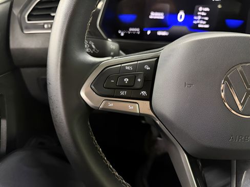 Used 2023 Volkswagen Tiguan SE image 12