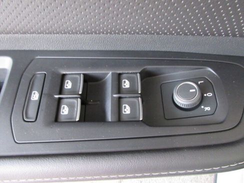 Used 2025 Volkswagen Atlas SE image 15