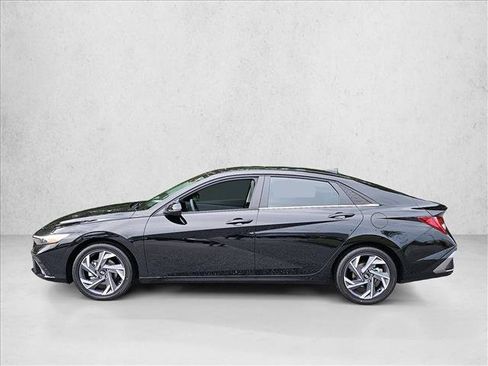 Certified 2025 Hyundai Elantra Limited FWD image 5