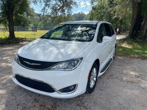 Used 2018 Chrysler Pacifica Touring Plus image 1