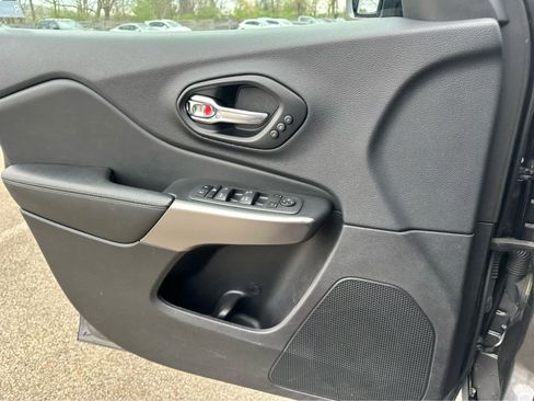 Used 2022 Jeep Cherokee Limited image 21