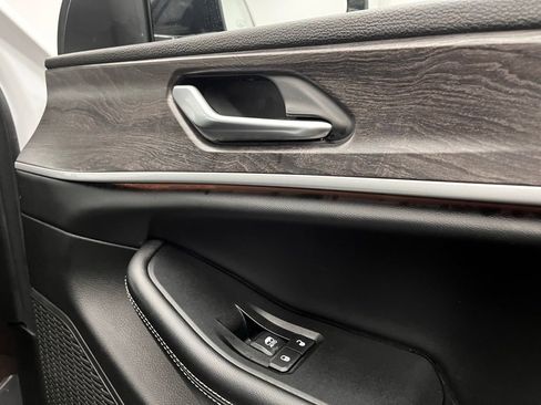 Used 2023 Jeep Grand Cherokee L Limited w/ Black Appearance Package image 26