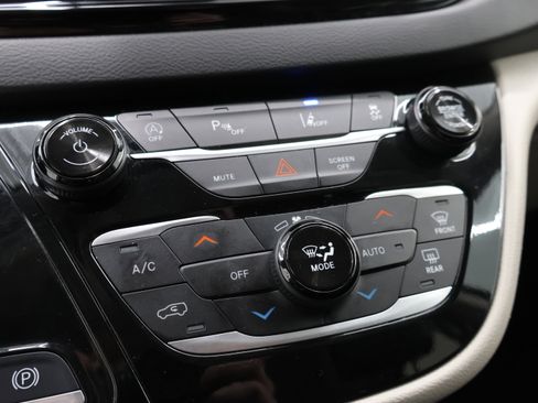 Used 2024 Chrysler Pacifica Touring-L image 48