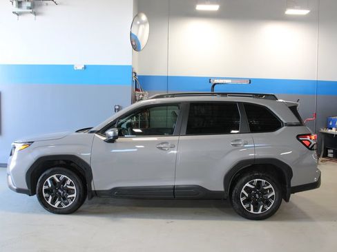 Used 2025 Subaru Forester Premium AWD/4WD image 10