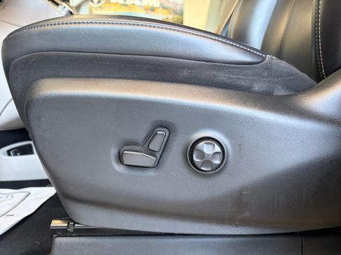 Used 2023 Chrysler Pacifica Touring-L FWD image 13