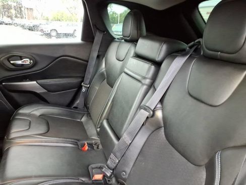 Used 2019 Jeep Cherokee Latitude Plus w/ Cold Weather Group AWD/4WD image 10