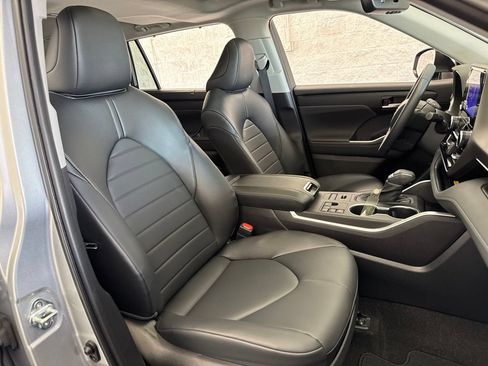 Used 2023 Toyota Highlander XLE AWD/4WD image 52