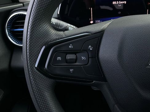 Used 2025 Chevrolet Trax LT image 32