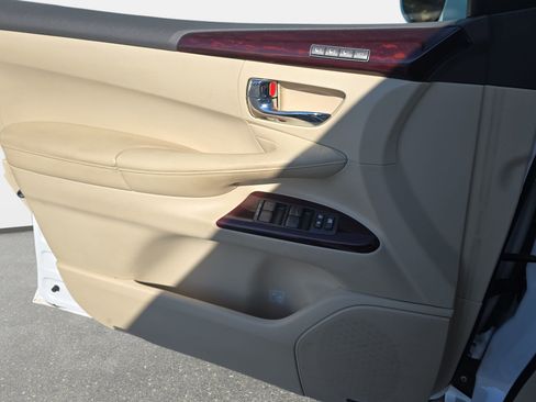 Used 2015 Lexus LX 570 4WD w/ Luxury Package image 26