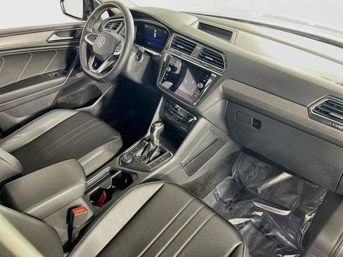 Certified 2022 Volkswagen Tiguan SE w/ Panoramic Sunroof Package AWD/4WD image 29