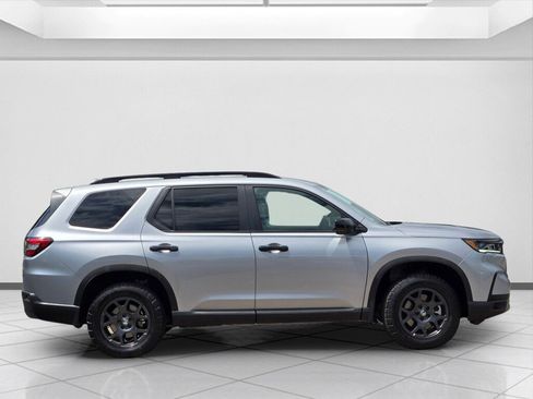 Certified 2025 Honda Pilot TrailSport image 4