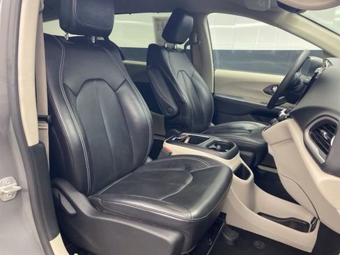 Used 2023 Chrysler Pacifica Touring-L image 14