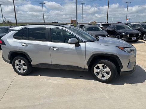 Used 2019 Toyota RAV4 XLE FWD image 7
