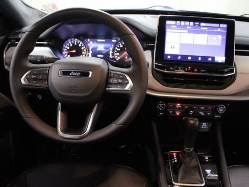 Used 2025 Jeep Compass Limited image 28