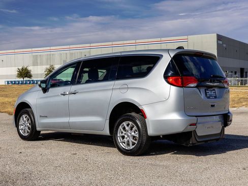 Used 2022 Chrysler Voyager LX image 5
