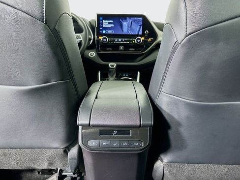 Used 2024 Toyota Highlander Limited FWD image 26