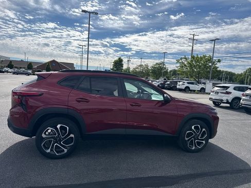 Used 2024 Chevrolet Trax RS FWD image 22