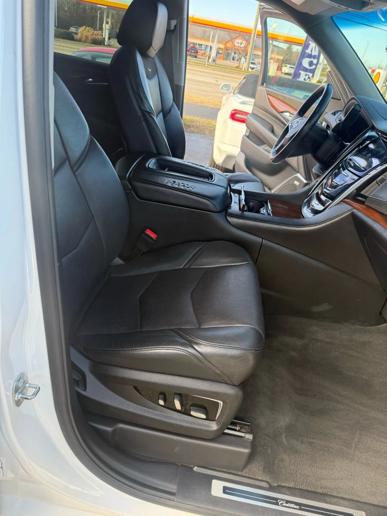 Used 2017 Cadillac Escalade ESV Luxury AWD/4WD image 25