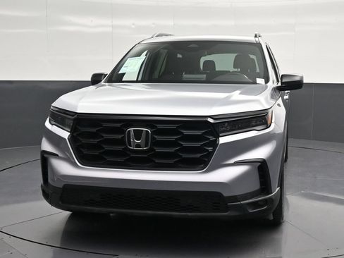 Used 2025 Honda Pilot Sport image 6