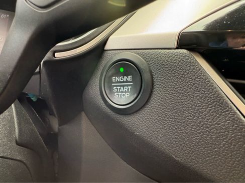 Used 2020 Ford Escape SE image 12