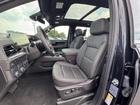 New 2025 Chevrolet Suburban RST w/ RST Capability Package AWD/4WD image 17