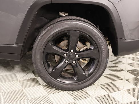 Used 2022 Jeep Grand Cherokee Altitude AWD/4WD image 19